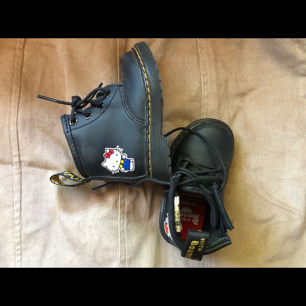 Dr martens x hello kitty